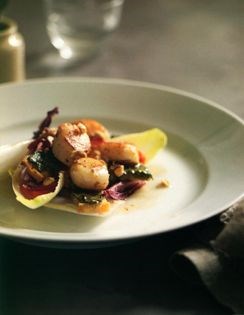 Warm salad of scallops, sorrel croûtons & grilled red pepper with witlof