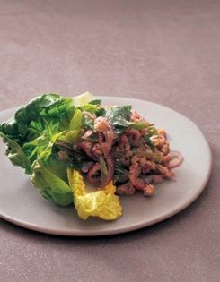 Warm salad of spicy minced chicken