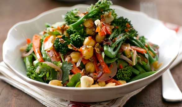 Warm salad of tenderstem broccoli and chickpeas