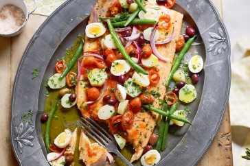 Warm salmon Niçoise