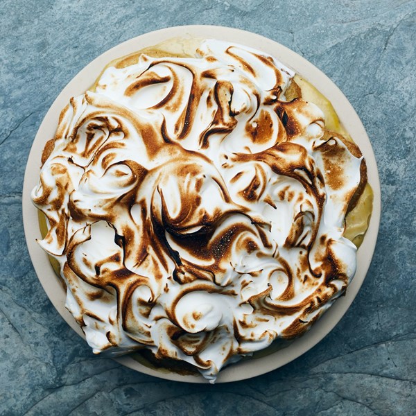 Warm sesame-banana pudding pie