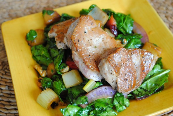 Warm spinach and pork salad with Waldorf flavorings