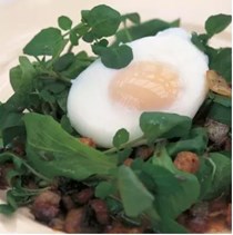 Warm spinach salad with poached eggs, frizzled kabanos and bacon