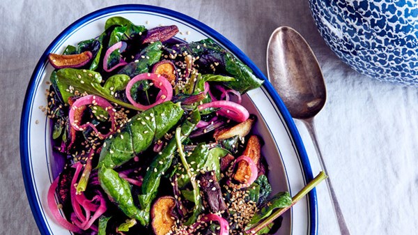 Warm spinach salad with shiitake mushrooms and red onion