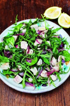 Warm tuna salad with sweet red onions