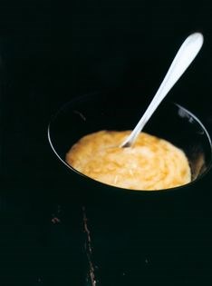 Warm vanilla rice pudding with raspberries and thyme