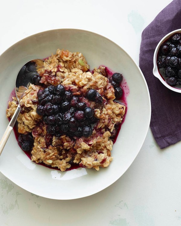 Warmed muesli with blueberry compote