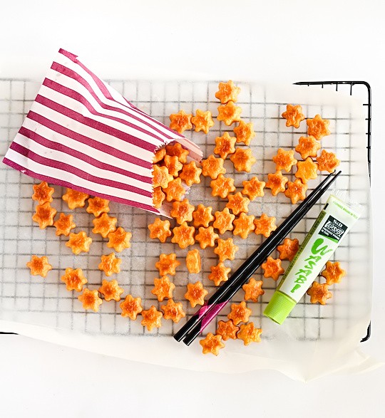 Wasabi cheese crackers