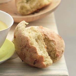 Watercress and pine nut rolls (Panini al crescione)