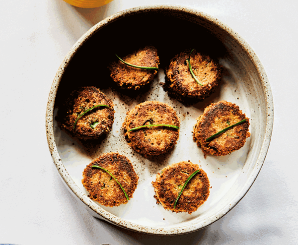 Wattleseed and poppy seed fritter (Posto bora)