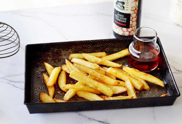 Waxy potato chips with salt and red wine vinegar