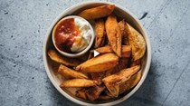 Wedges with sweet chilli and sour cream