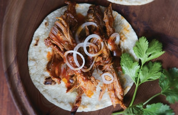 Weekend dish: slow-grilled pork shoulder with ancho barbecue sauce (Espaldilla de puerco con salsa "barbecue" de chile ancho)