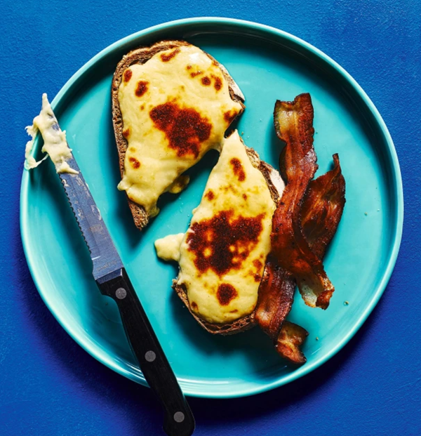 Welsh rarebit with crisp bacon on multigrain