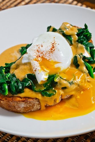 Welsh rarebit with spinach and a poached egg (buck rarebit)