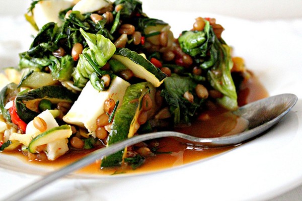 Wheat berry salad with zucchini and mozzarella