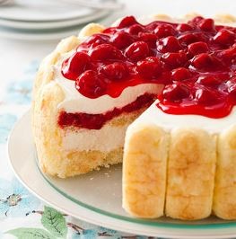 Whipped cream-cherry cheesecake