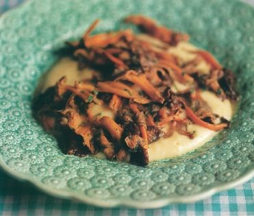 Whipped potatoes with chanterelles
