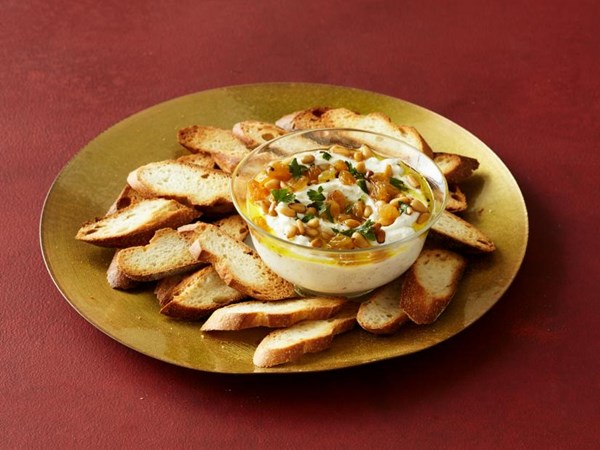 Whipped ricotta with raisins 