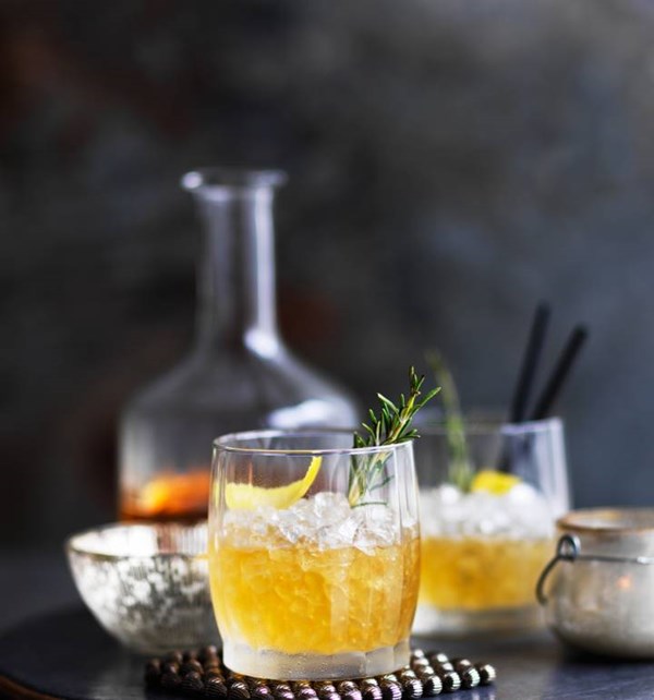 Whisky and honey smash [cocktail]