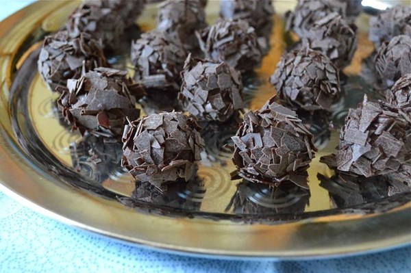 Whisky truffles with dark chocolate and fresh cream