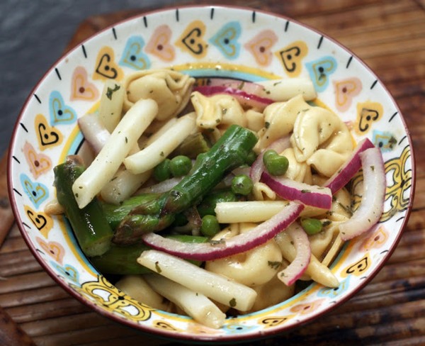 White & green asparagus tortellini salad