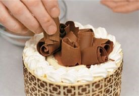 White and dark chocolate mousse cake with design paste (Gâteau de mousse aux deux chocolats avec pâte à cornet)
