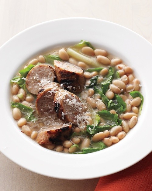 White-bean soup with grilled sausages