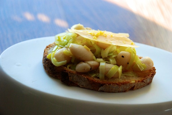 White beans and leeks on toast