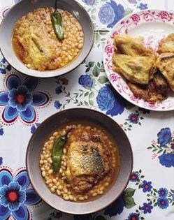 White beans with battered salted cod (Frijol blanco con bacalao capeado)