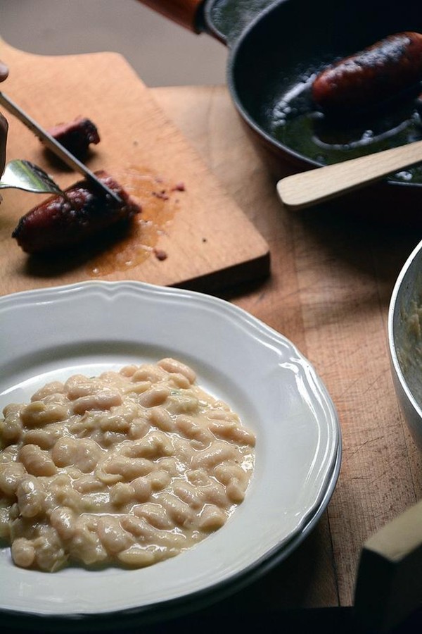 White beans with sage and sausages (Salsicce con fagioli)