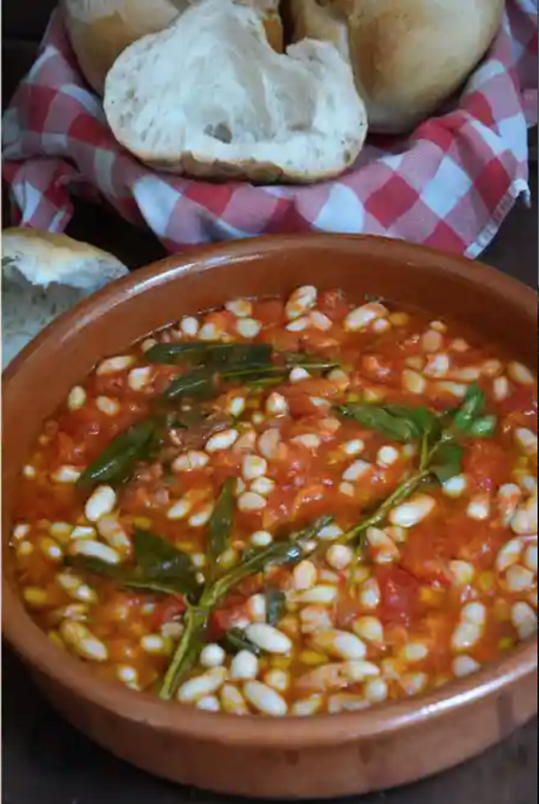 White beans with tomato and sage (Fagioli all'uccelletto)