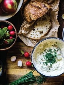 White cheese spread with radishes (Gzik)