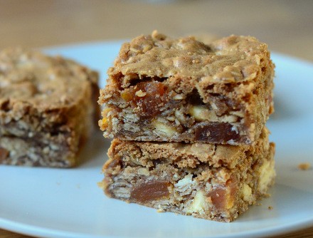 White chocolate & apricot oatmeal cookie bars