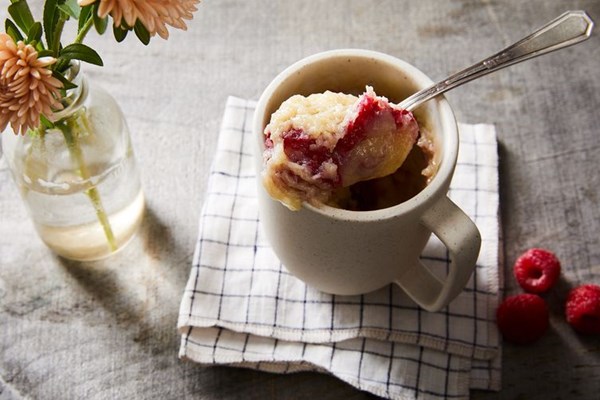 White chocolate & raspberry mug cake