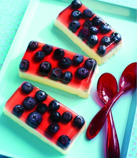White chocolate and blueberry jelly cream