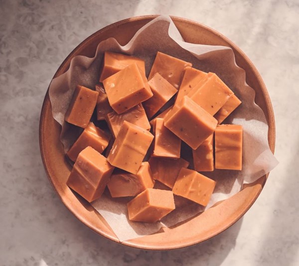White chocolate and ras el hanout fudge