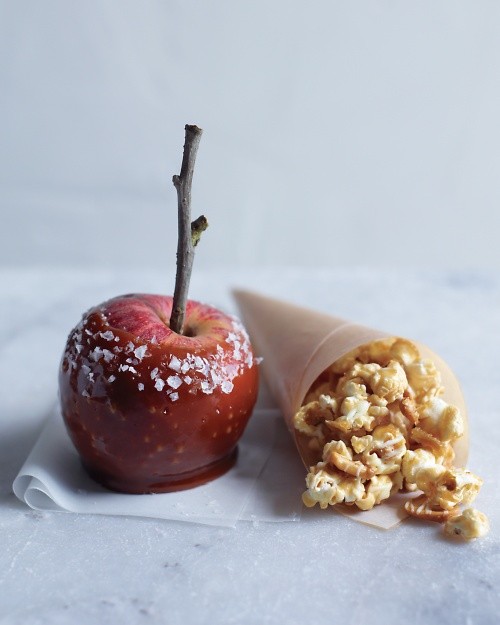 White-chocolate caramel corn with cashews