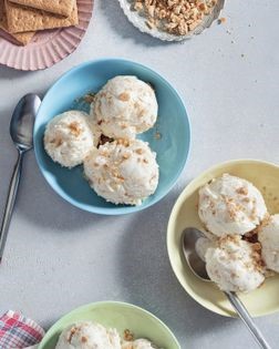 White chocolate cheesecake ice cream