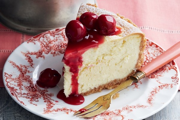 White chocolate cheesecake with sour cherry sauce