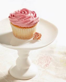 White chocolate cupcakes with raspberry mousseline