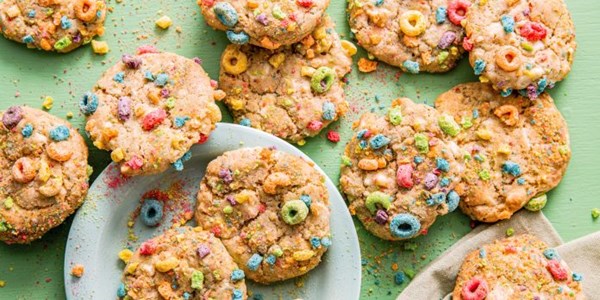 White chocolate-fruity cereal cookies