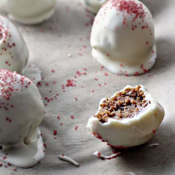 White chocolate gingerbread cake balls