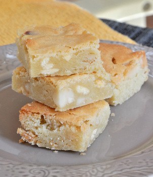 White chocolate macadamia nut blondies