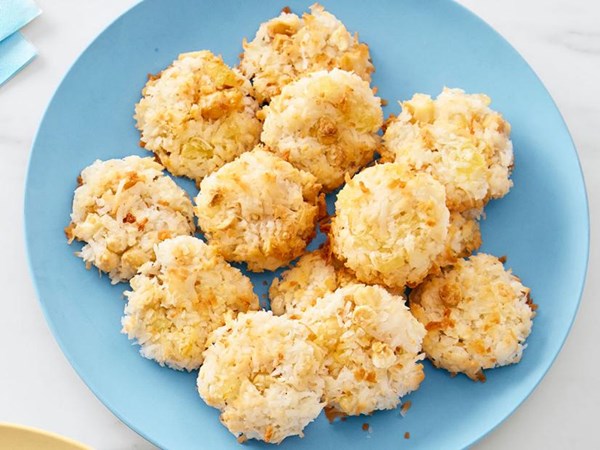 White chocolate-macadamia nut macaroon cookies 