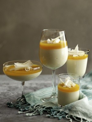 White chocolate mousse with passion fruit gelée (Mousse de chocolate branca com gelatina de maracujá)