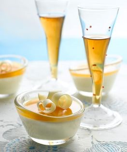 White chocolate mousse with passion fruit gelee (Mousse de yogur y chocolate blanco con geletina de fruta de pasión) 