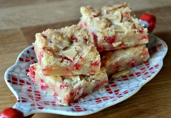 White chocolate peppermint crunch blondies