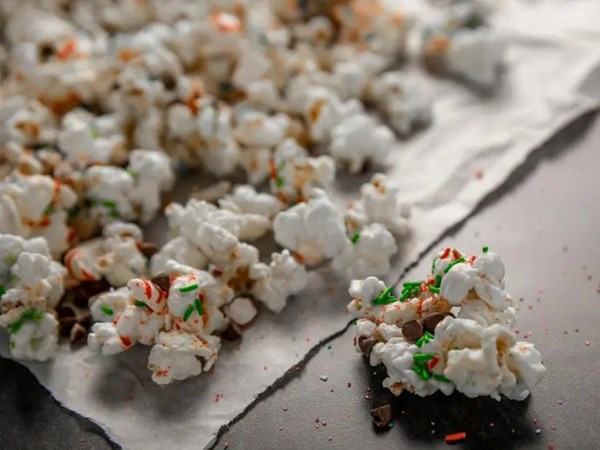 White chocolate peppermint popcorn 