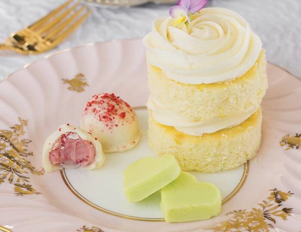 White chocolate-strawberry truffles